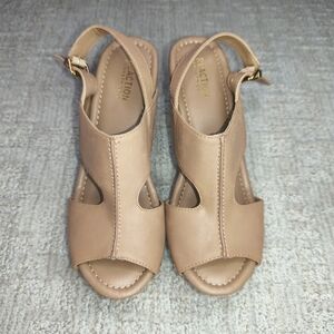 Kenneth Cole Women's Sandals Size 8.5 Beige Block Heel Open Toe Leather